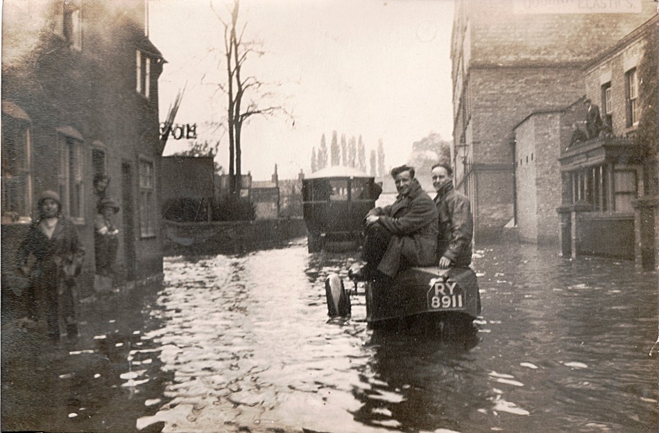 Leicester Road floods in 1932