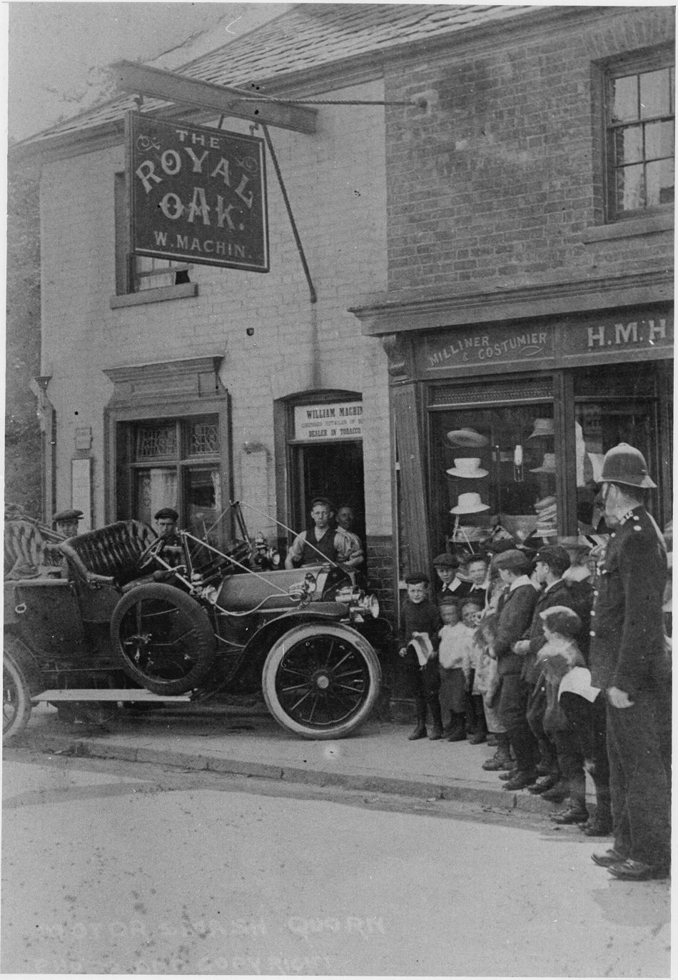 Car crash at the Royal Oak, Quorn 1917