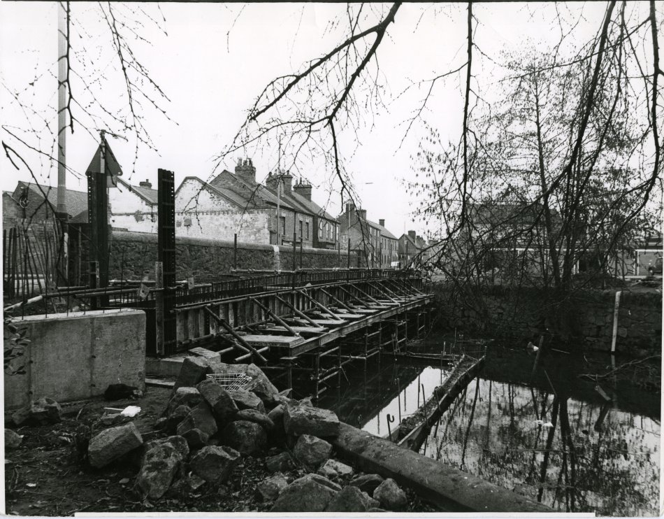 Constructing the modern footbridge on Leicester Road